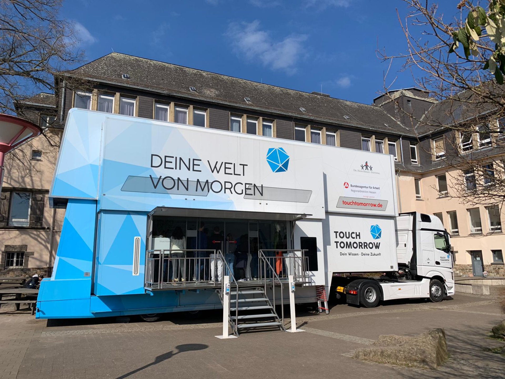 TouchTomorrow Truck der Dr. Hans Riegel-Stiftung beim Gymnasium Oberursel