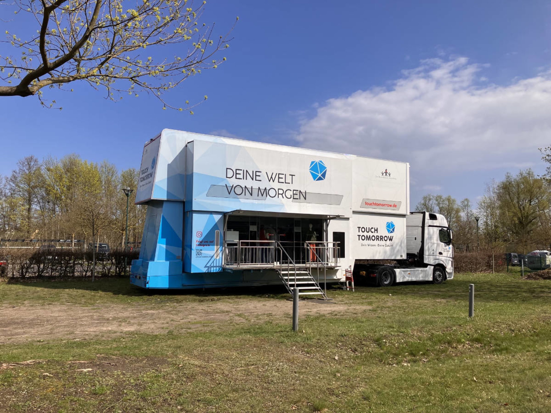 TouchTomorrow-Truck der Dr. Hans Riegel-Stiftung macht Halt in Petershagen