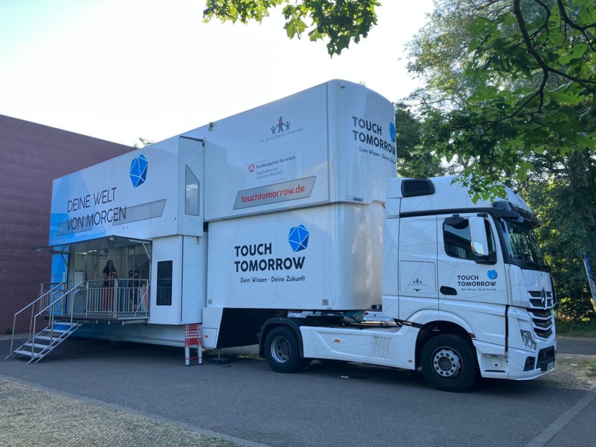 TouchTomorrow-Truck der Dr. Hans Riegel Stiftung zu Gast in Neuss 