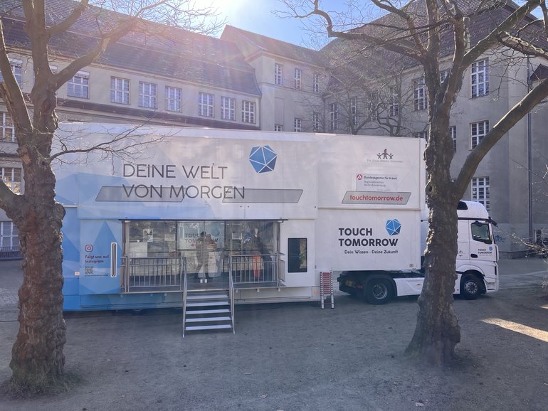 Touch Tomorrow-Truck zu Gast in Berlin Neukölln