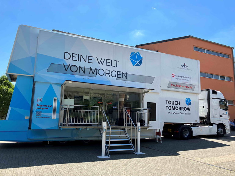 Touch Tomorrow-Truck der Dr. Hans Riegel-Stiftung zu Gast in Dietzenbach