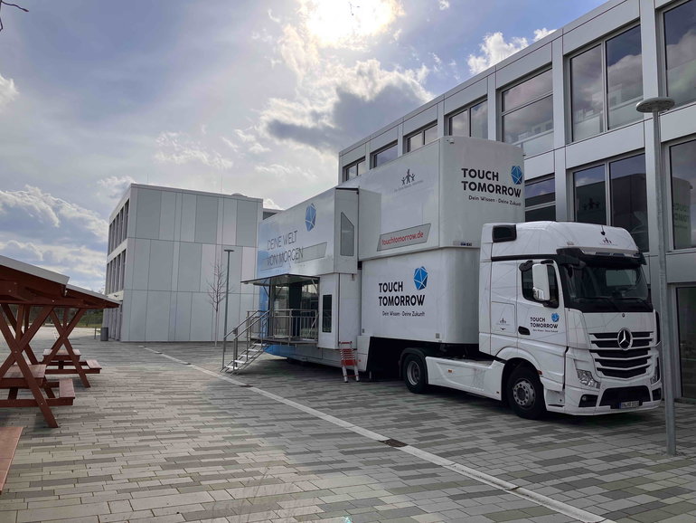 TouchTomorrow-Truck der Dr. Hans Riegel-Stiftung zu Gast in Berlin