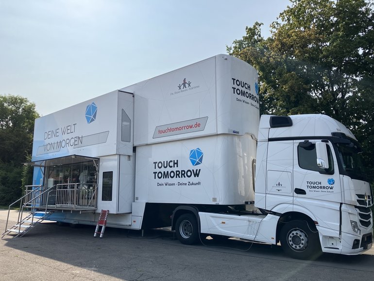 Touch Tomorrow-Truck der Dr. Hans Riegel-Stiftung zu Gast in Mosbach