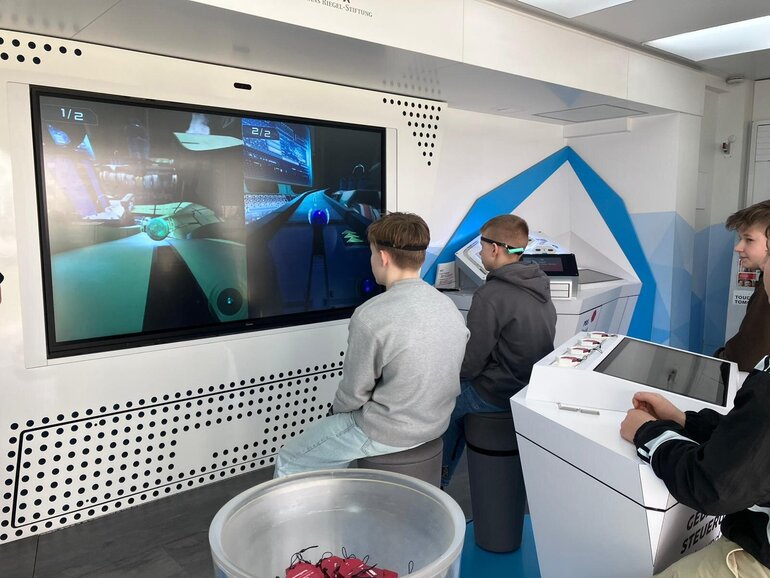 2026-02-18_24_Friedrich-Engels-Gymnasium_TouchTomorrow-Truck