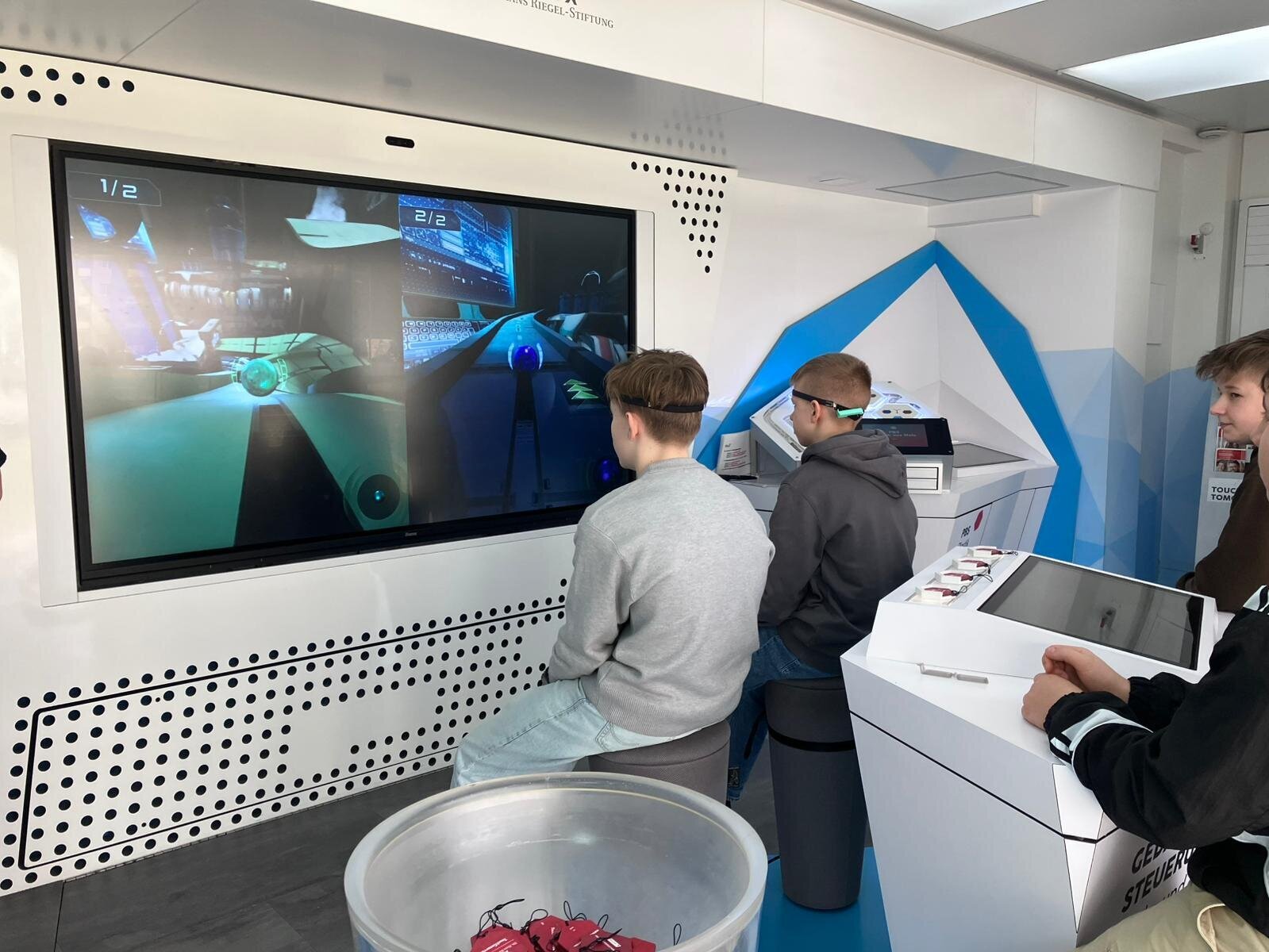 2026-02-18_24_Friedrich-Engels-Gymnasium_TouchTomorrow-Truck