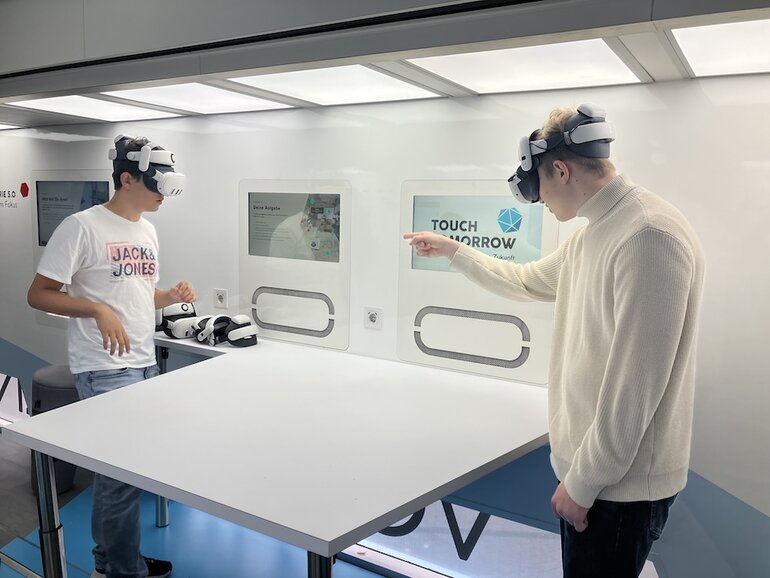 TouchTomorrow-Truck zu Gast am Ernst-Mach-Gymnasium in Hürth