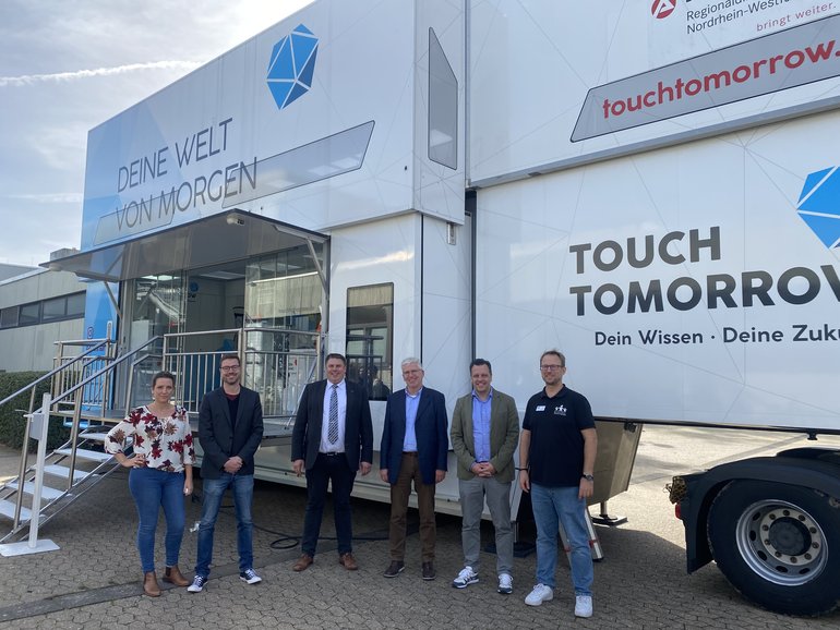 TouchTomorrow-Truck der Dr. Hans Riegel-Stiftung in Euskirchen