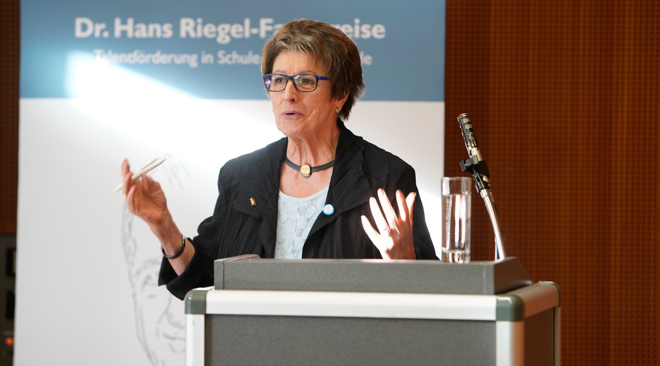 [Translate to English:] Prof. Henzler Vorstand Dr. Hans Riegel-Stiftung Schwerpunkte 